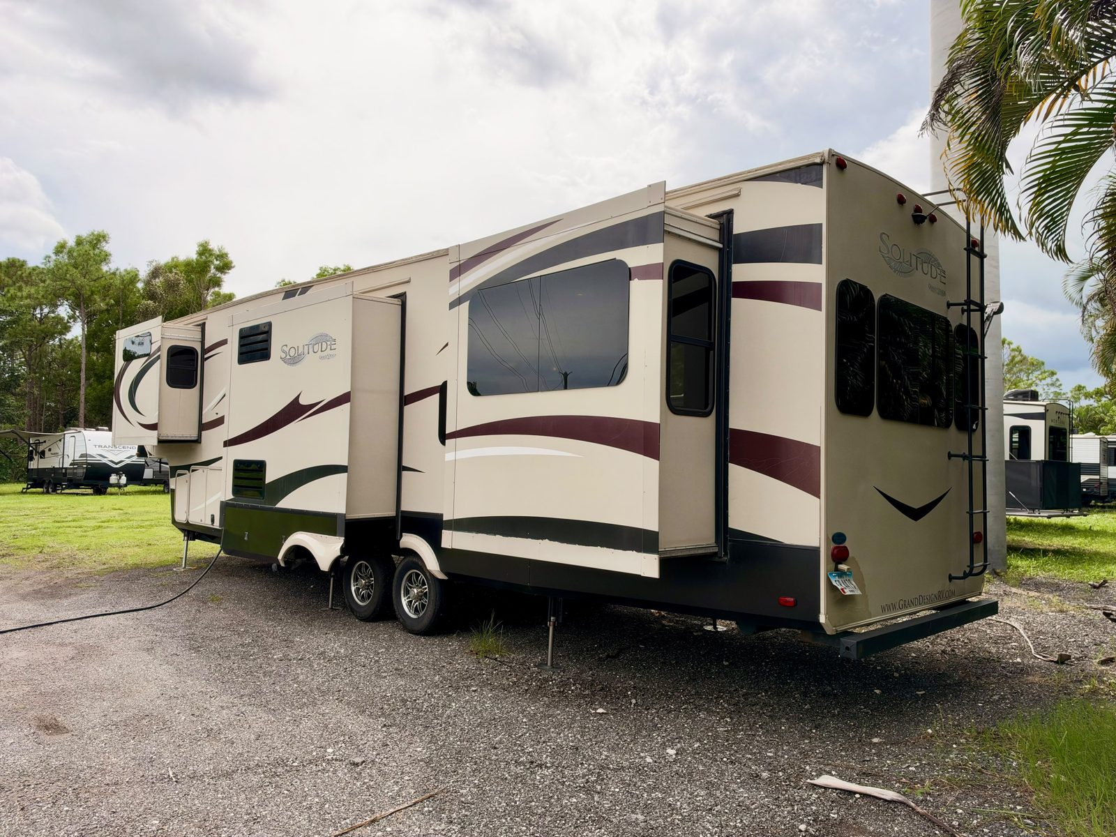 2016 Grand Design Solitude foto 2