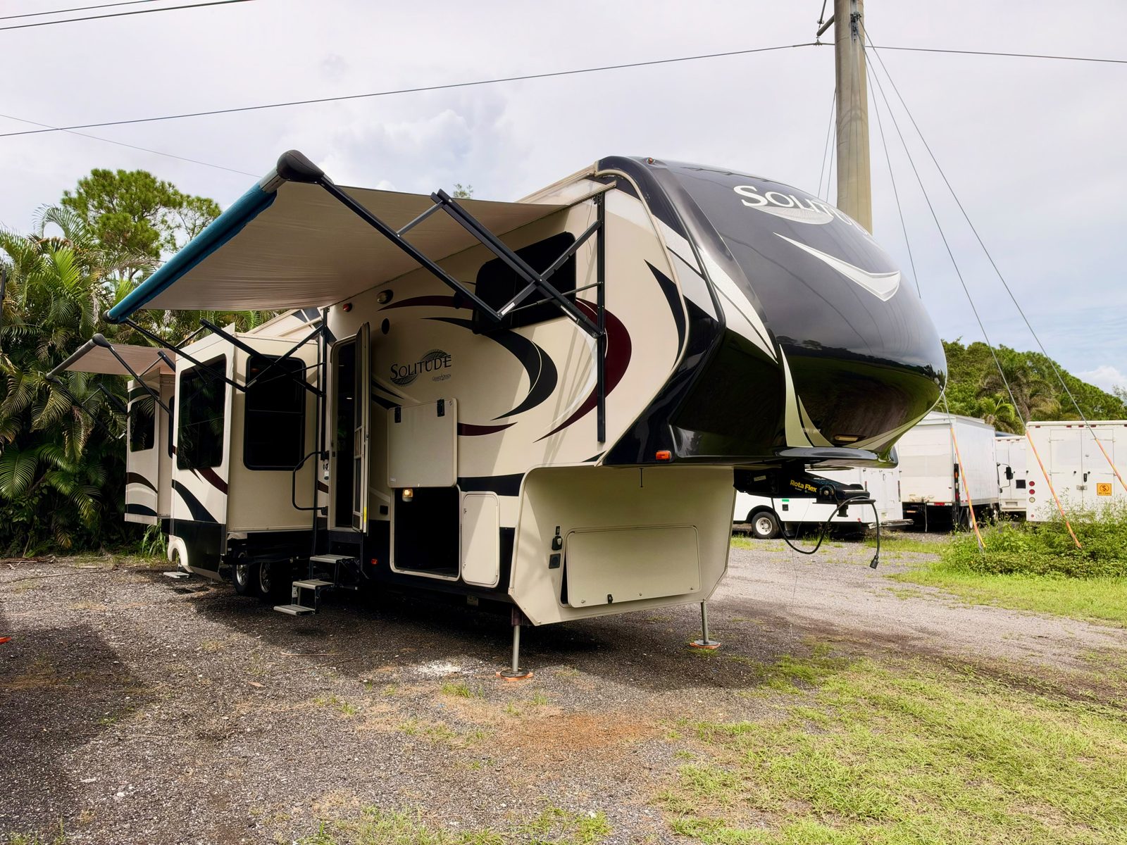 2016 Grand Design Solitude foto 4