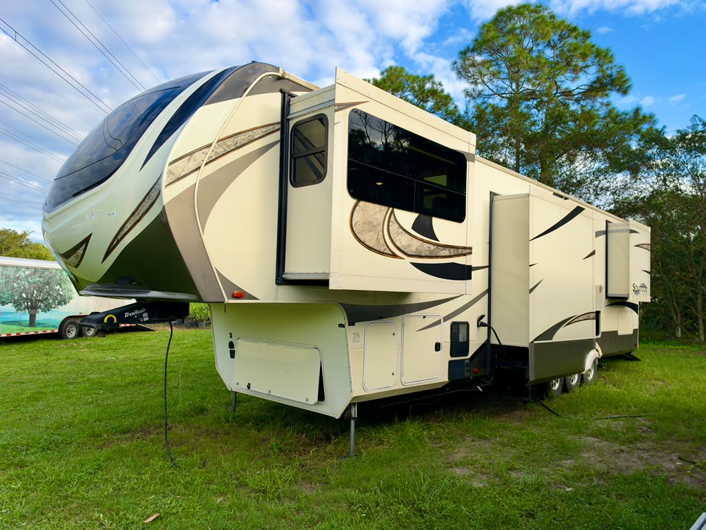 2018 Grand Design Solitude 374TH Toy Hauler foto 3
