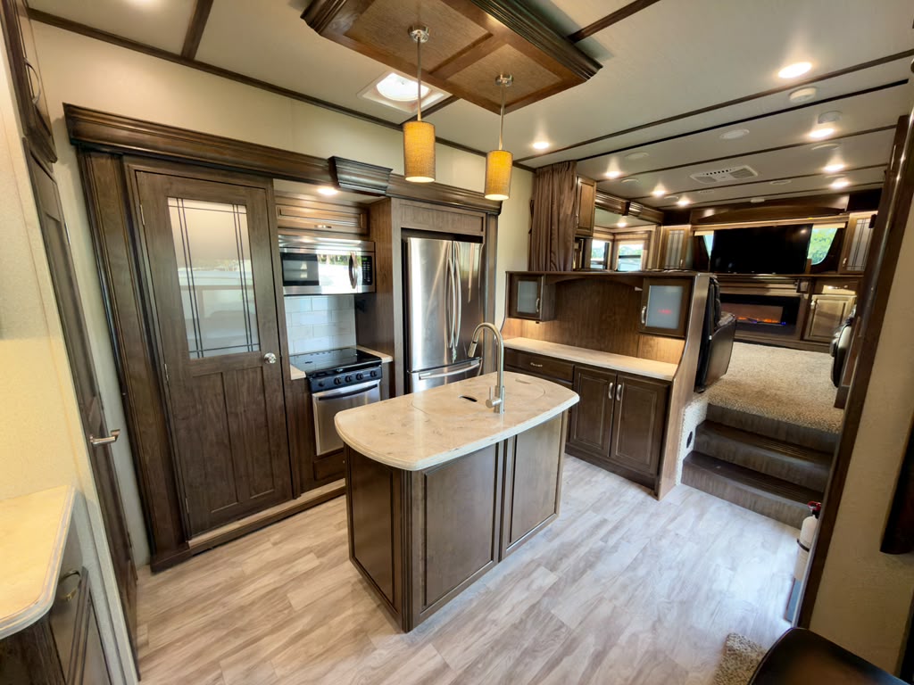 2018 Grand Design Solitude 374TH Toy Hauler foto 9
