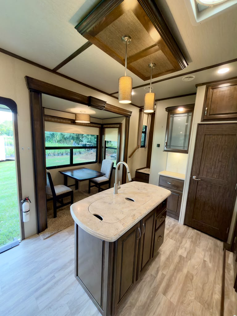 2018 Grand Design Solitude 374TH Toy Hauler foto 12