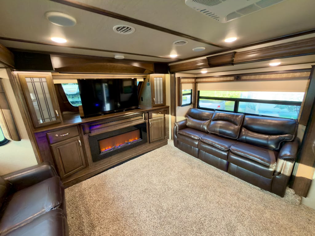 2018 Grand Design Solitude 374TH Toy Hauler foto 17