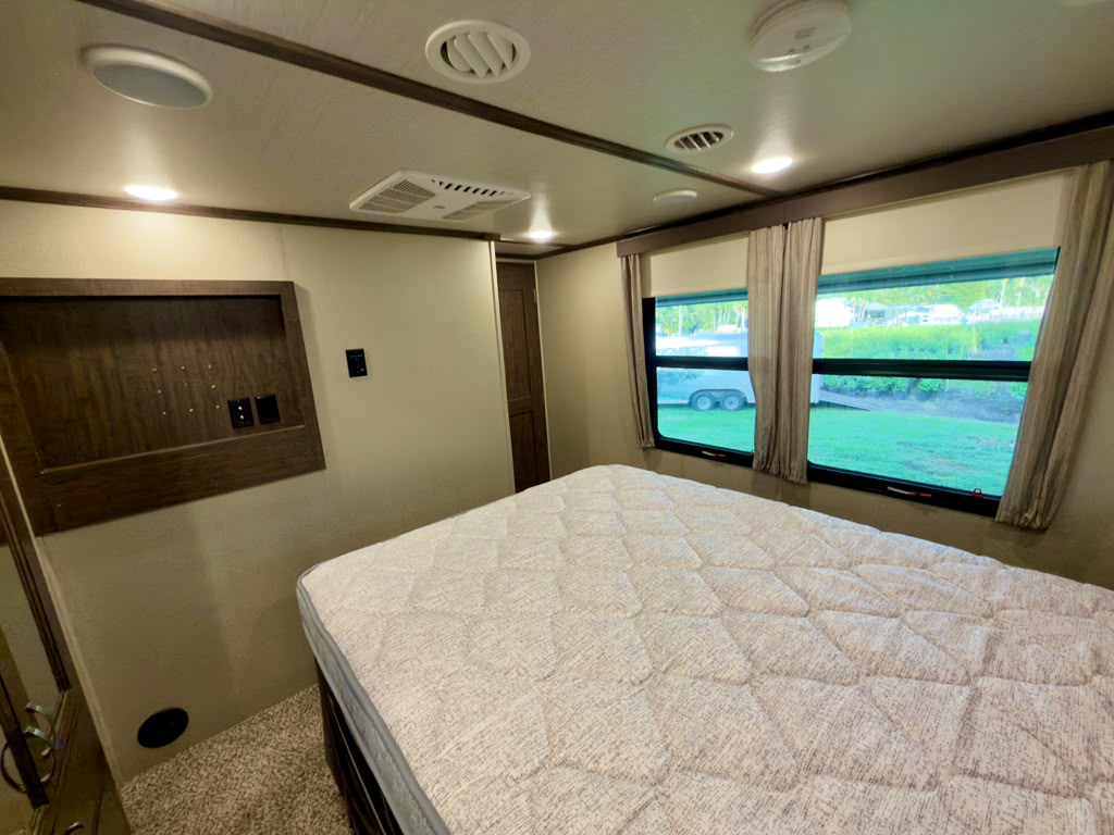 2018 Grand Design Solitude 374TH Toy Hauler foto 18